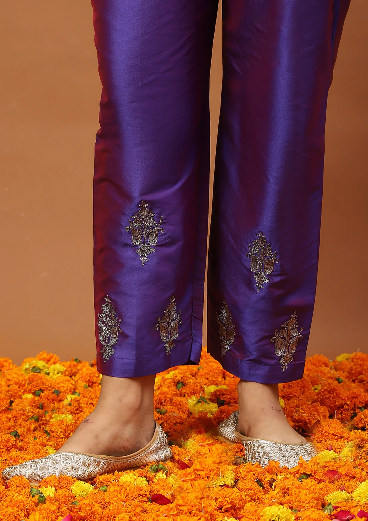 HOC Art Silk Embroidered Zari Solid Women's 2 PC Knee Length Kurta Set - Purple - Image 6